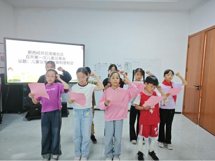 儿童议事会成员代表李子娴,陆梦琪,叶天宇分别上台进行公开演讲竞选