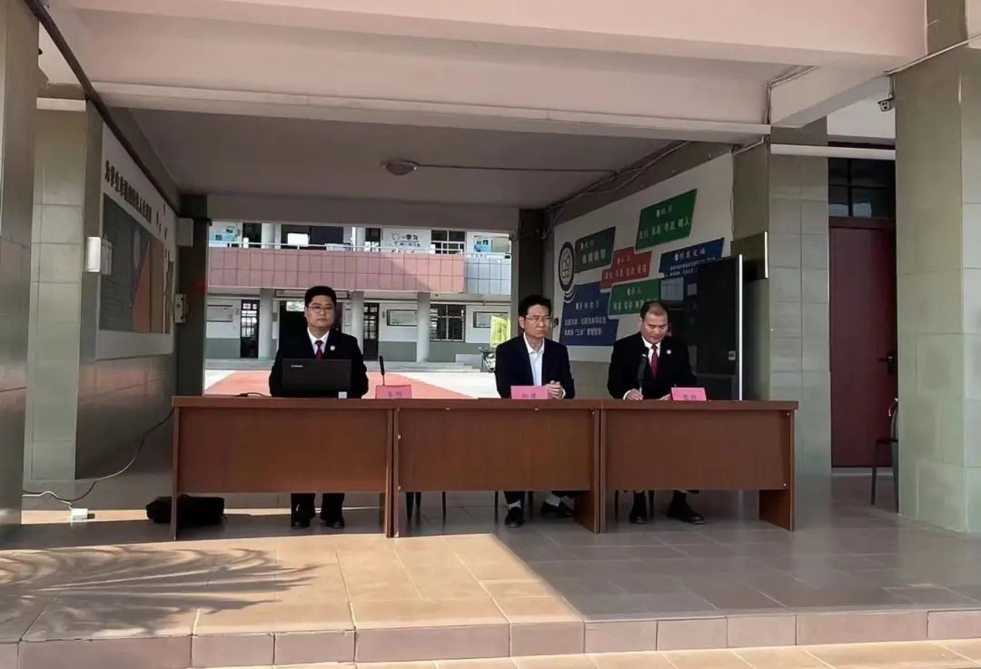 我院党组成员,副院长曹胜带领少家庭干警来到赣马高级中学参加学校