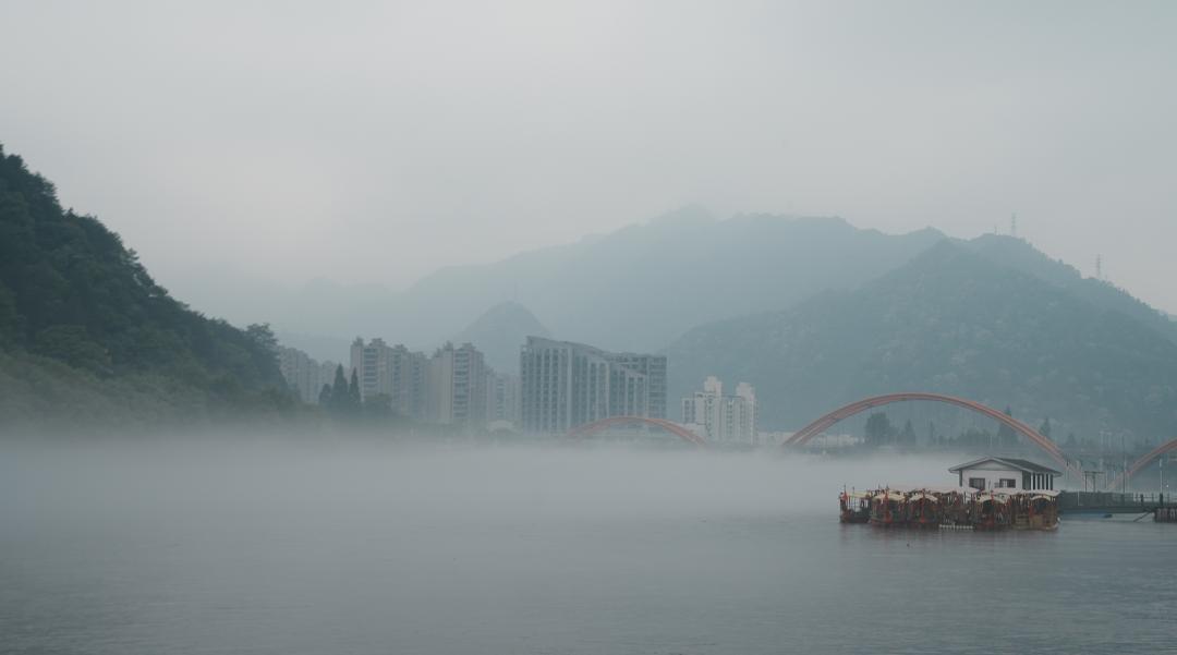 是真正存在画中的"江城"常年被云雾环绕的江水,自带仙气造就了它独特