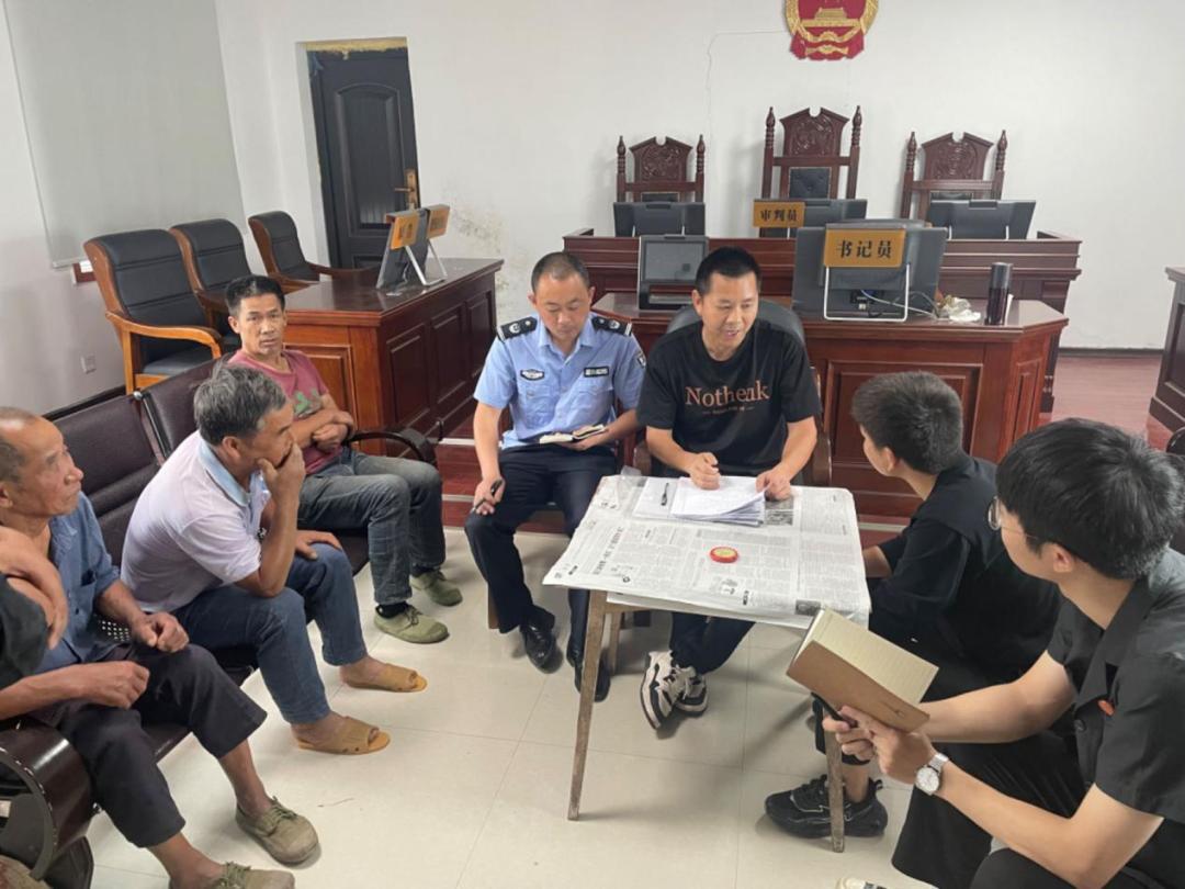 调解现场承办法官听取双方诉求后,一方面引导原告通过合法途径解决