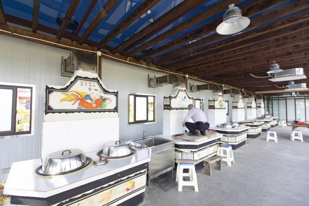 在柘林镇迎龙村"小森营地"内,两位八旬老人陈治清,何也谷正在崭新的