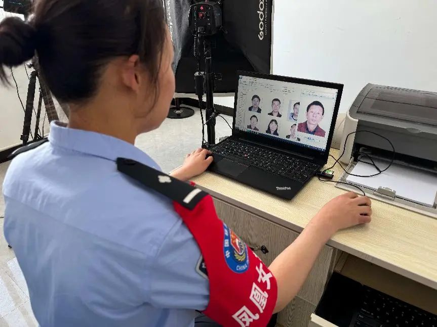 据悉,2020年12月,由4名女民警,8名女辅警组成的"凤凰女警队"在明光