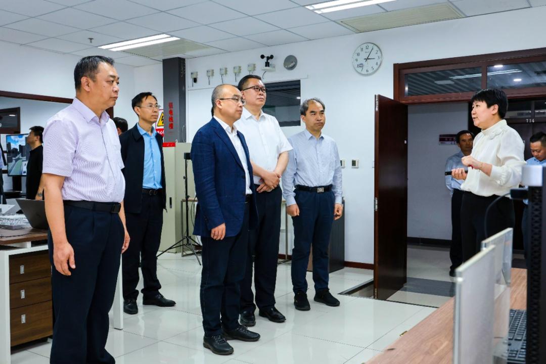 于英杰书记一行首先来到博远楼,参观了"新兴风险防控与建筑工业化实验