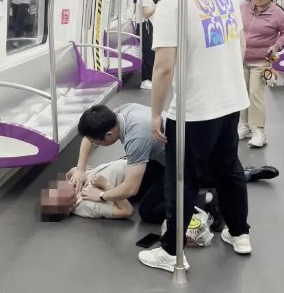 地铁蓝衣哥,找到了!昨天这一幕,刷屏杭州人朋友圈!