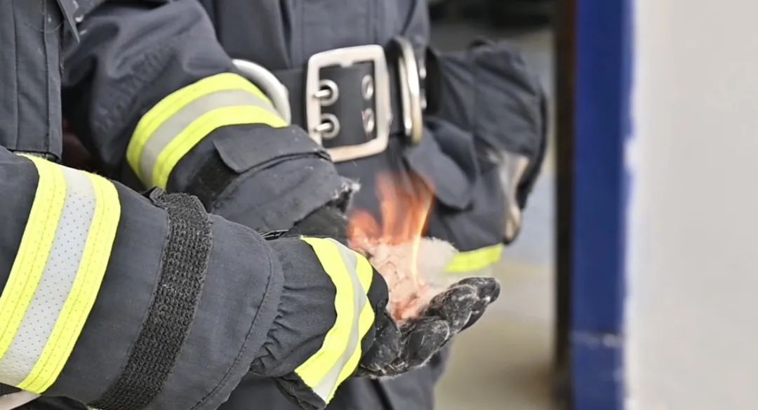 消防员提醒,不要将纸盒,树枝,柴垛等可燃物放在建筑物周围;电动车要在