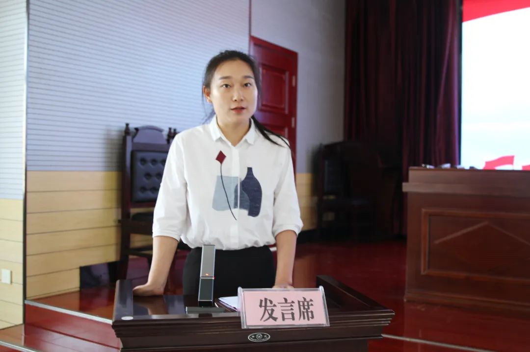 会上,马吉鹏主任宣读了人大任命陪审员决定,为新任命陪审员颁发了任命