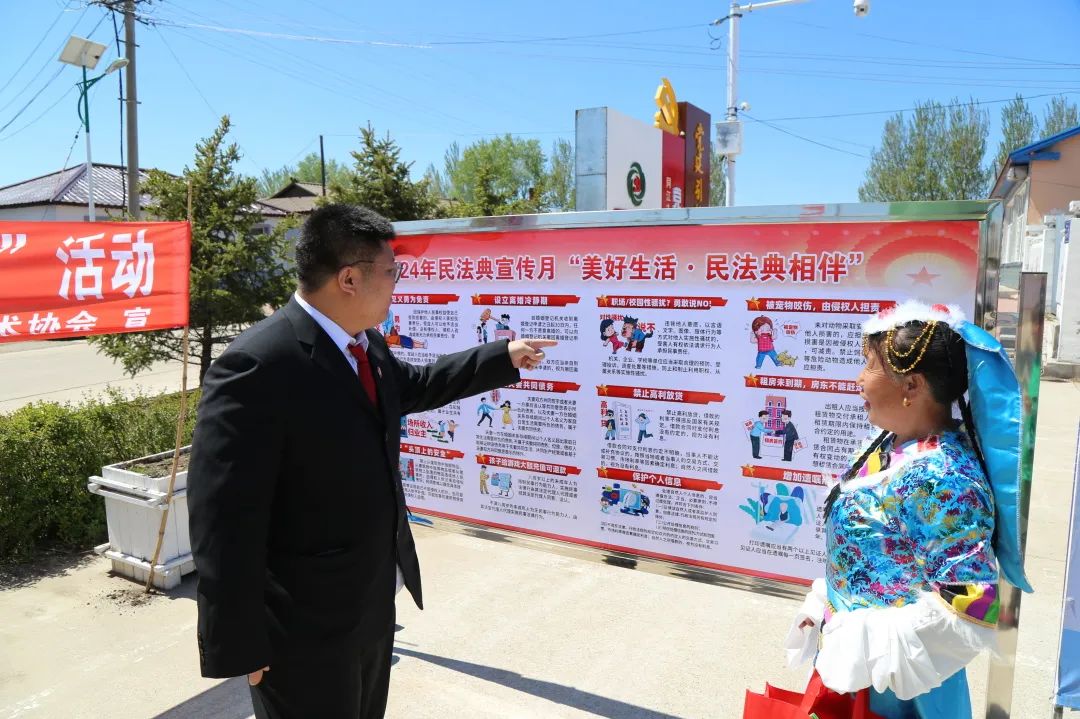 同江市人民法院参加民法典宣传月暨普法"三下乡"宣传活动