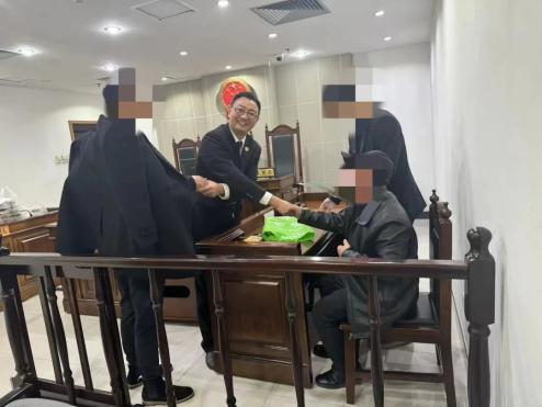 2023年年底,经过6个小时不间断的调解,在王志勇的撮合下,王先生与银行