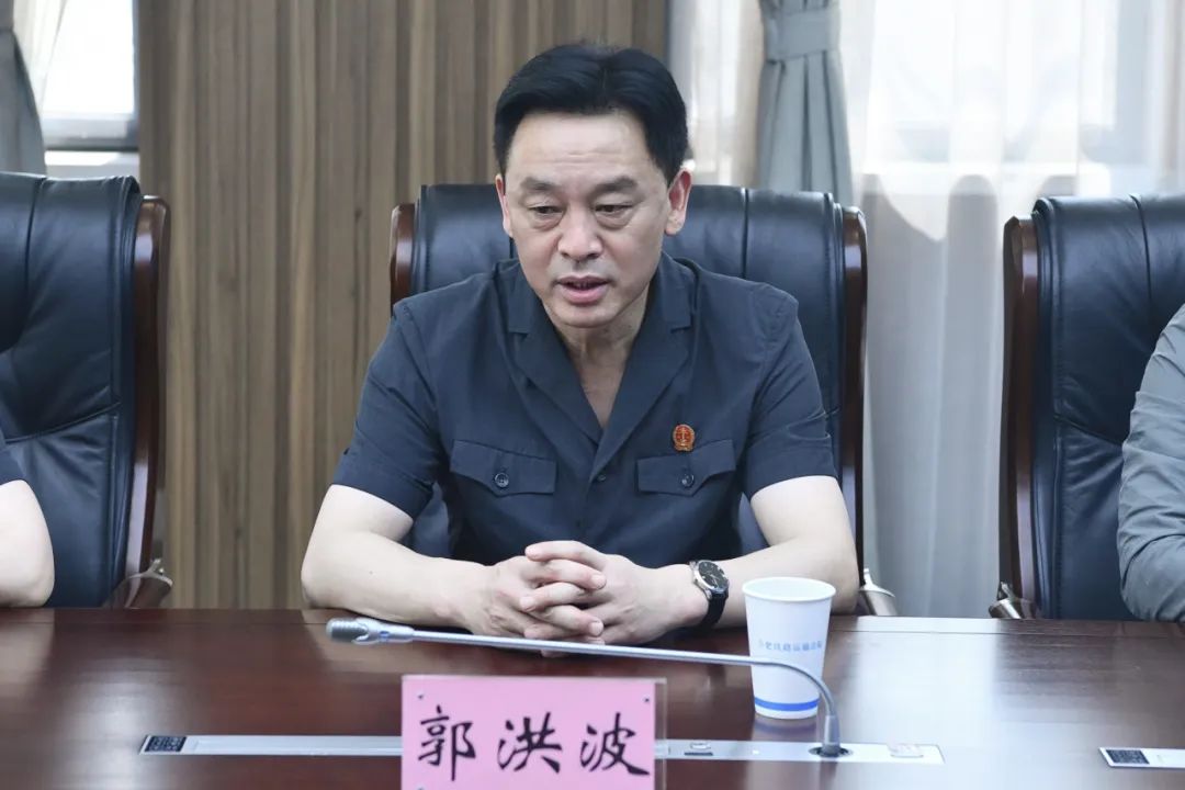 郭洪波副院长代表党组对新任职干警表示祝贺并提出殷切希望.