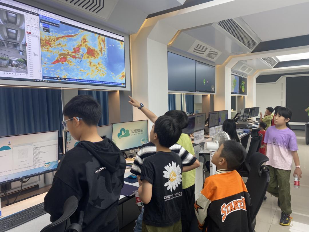 在工作人员详细介绍下,他们熟悉百叶箱,风向标,风速仪等仪器的原理和
