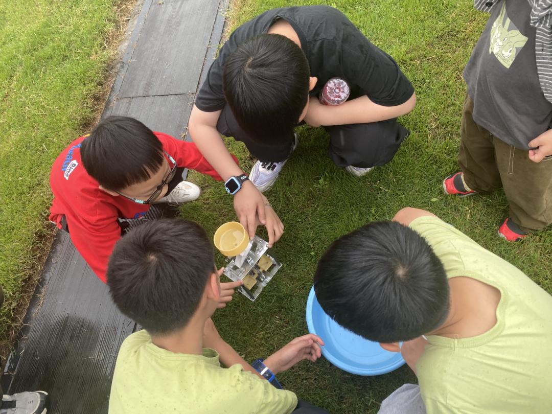 在工作人员详细介绍下,他们熟悉百叶箱,风向标,风速仪等仪器的原理和