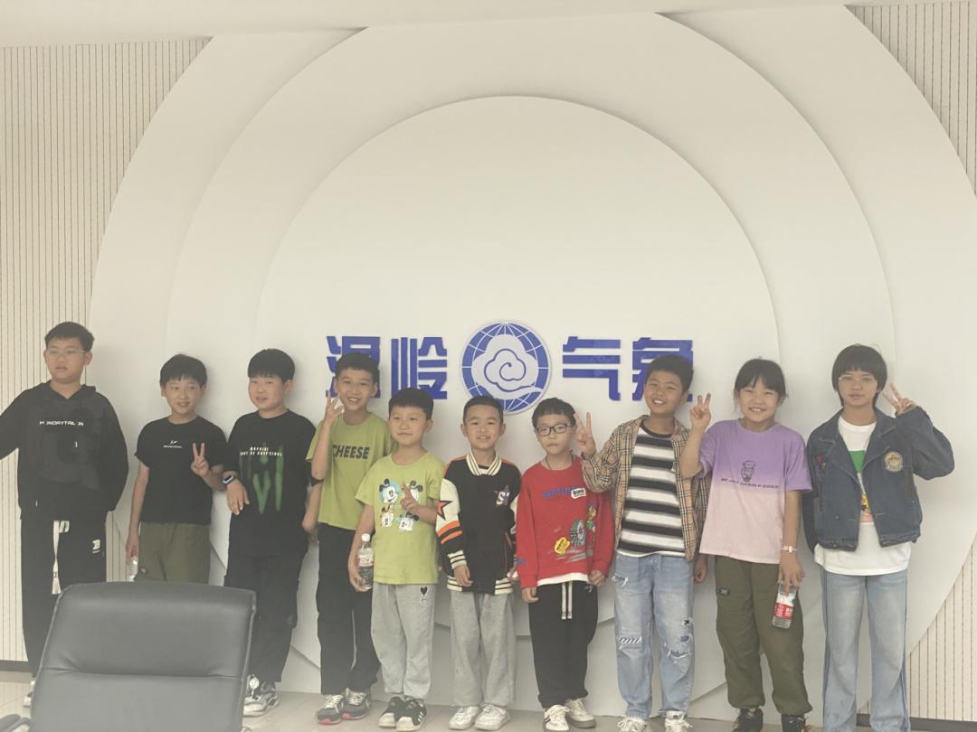 在工作人员详细介绍下,他们熟悉百叶箱,风向标,风速仪等仪器的原理和