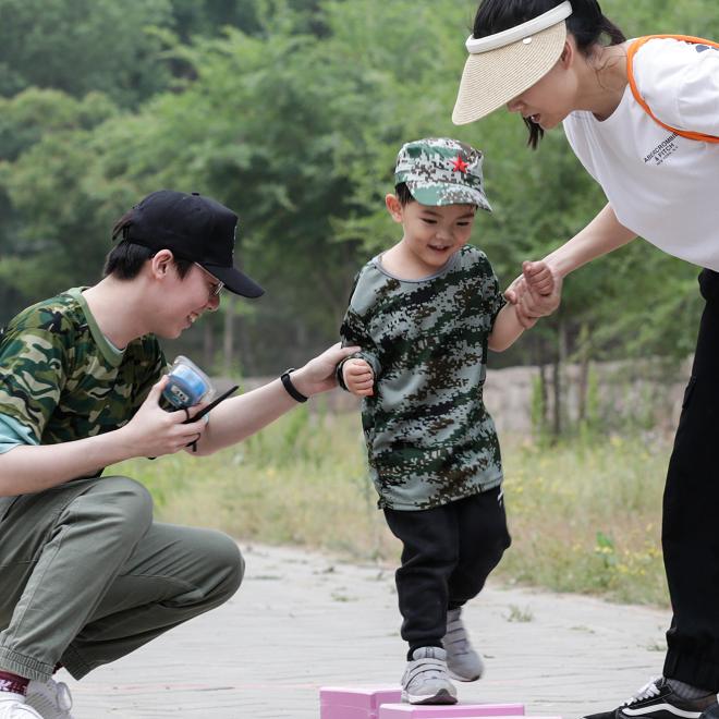 【家庭】"最美家庭 为爱奔跑"亲子定向赛即将开始,小编带你回温高光