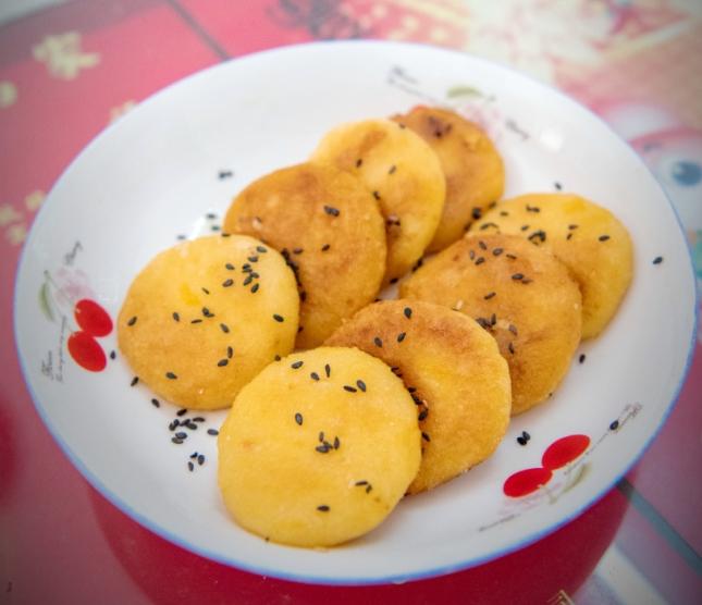 麦芽塌饼,采摘新鲜艾草,佛耳草,洗净后焯水,剁碎后和麦芽粉,糯米粉按