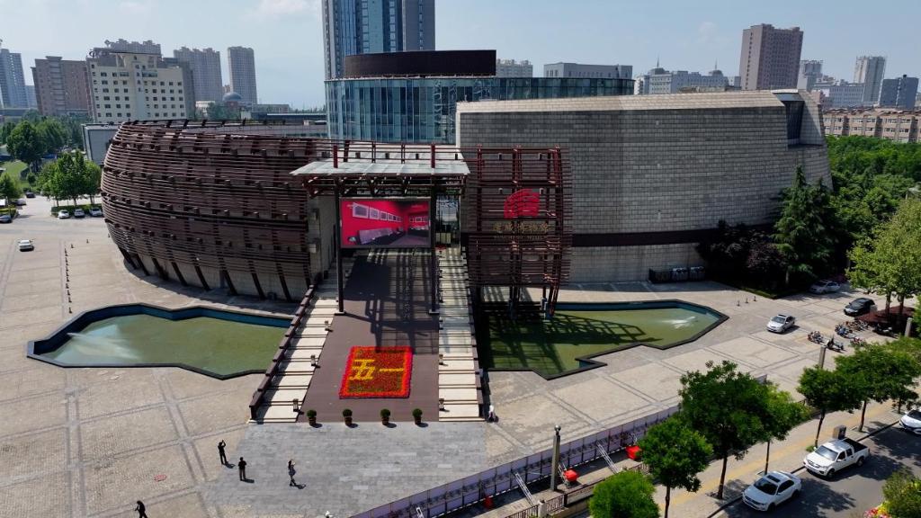 走进这座黄河臂弯里的博物馆,遇见三件"镇馆之宝"——距今4500多万年