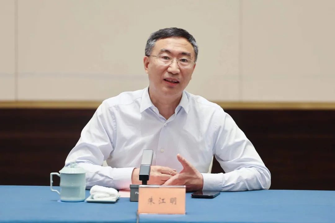 洪湖鹏向朱江明一行的到来表示欢迎,并介绍了湖州新能源汽车及关键零