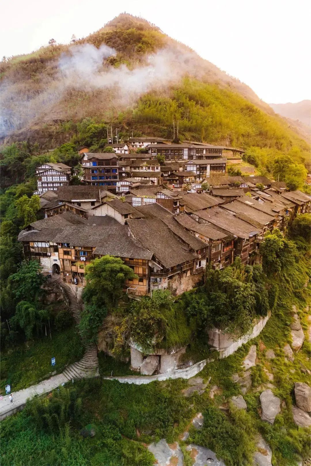 三面濒河,坡陡滩险,地势险要,没有宽阔的平地,丙安古镇依山水而建,因