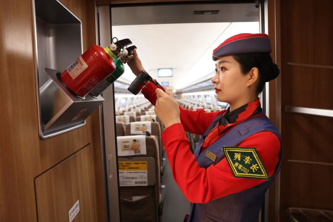 列车长小姐姐几点起床?