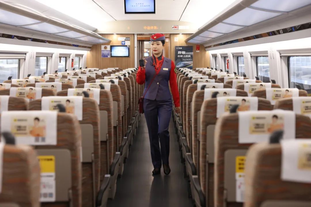 列车长小姐姐几点起床?