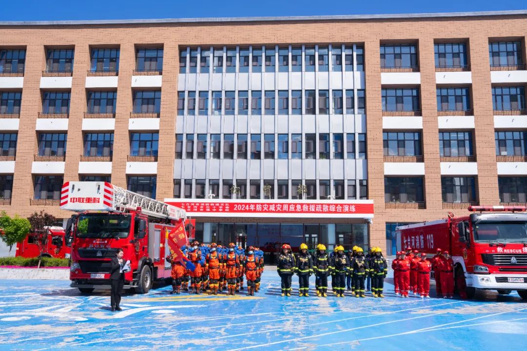 此次演练灾情设定为七台河市突发地震,受到地震影响,保中学校初中部