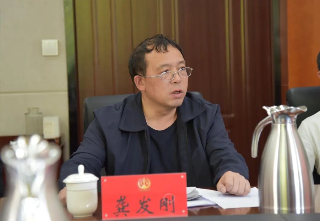 座谈会上,威信县人大常委会副主任万里然,县人大监察司和司法委员会