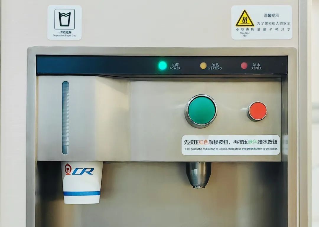 提供免费的热水服务针对老幼病残孕等重点旅客列车工作人员还会提供爱