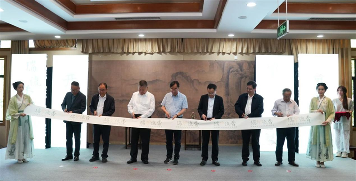 由杭州市西湖风景名胜区管委会,杭州市园林文物局,景德镇陶文旅控股