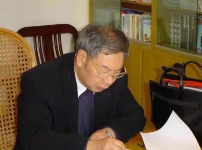 吴敦诚1932年出生于周宁县狮城镇南庄村,上了一年半私塾后因家贫辍学