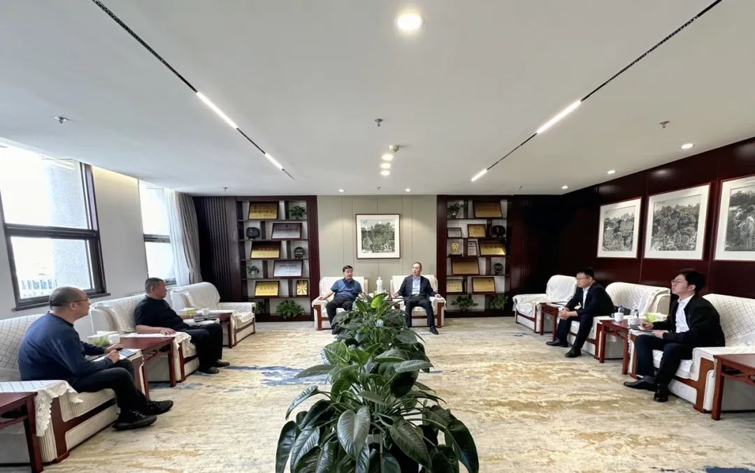 17日,东胜区人民法院党组书记,院长张海龙,审判委员会专职委员刘凤祥