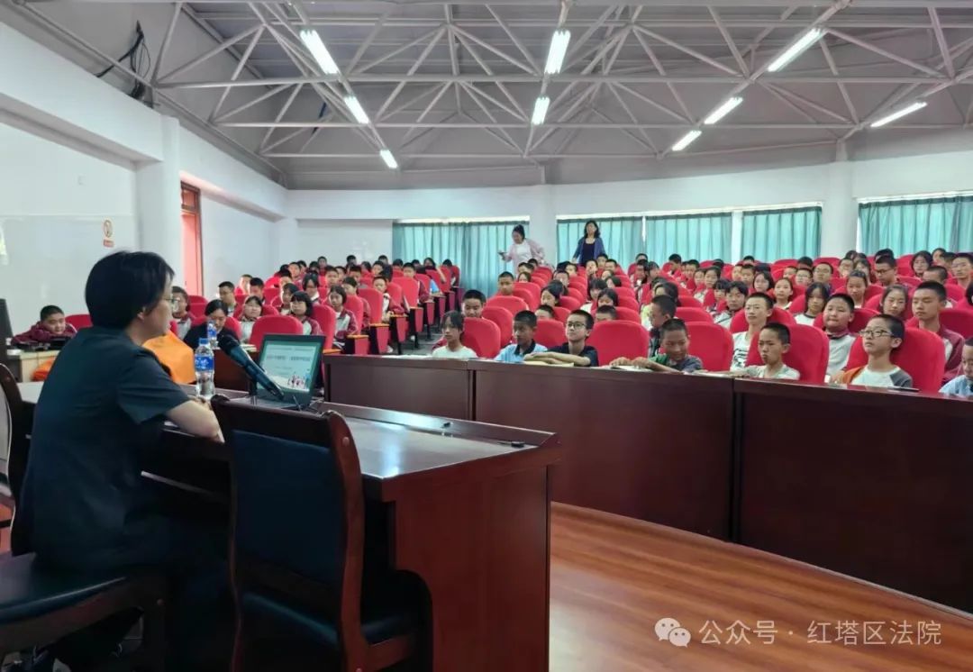 政治部主任苏露,刑庭孙莉庭长等参加了玉溪五中"法治进校园"活动,为七