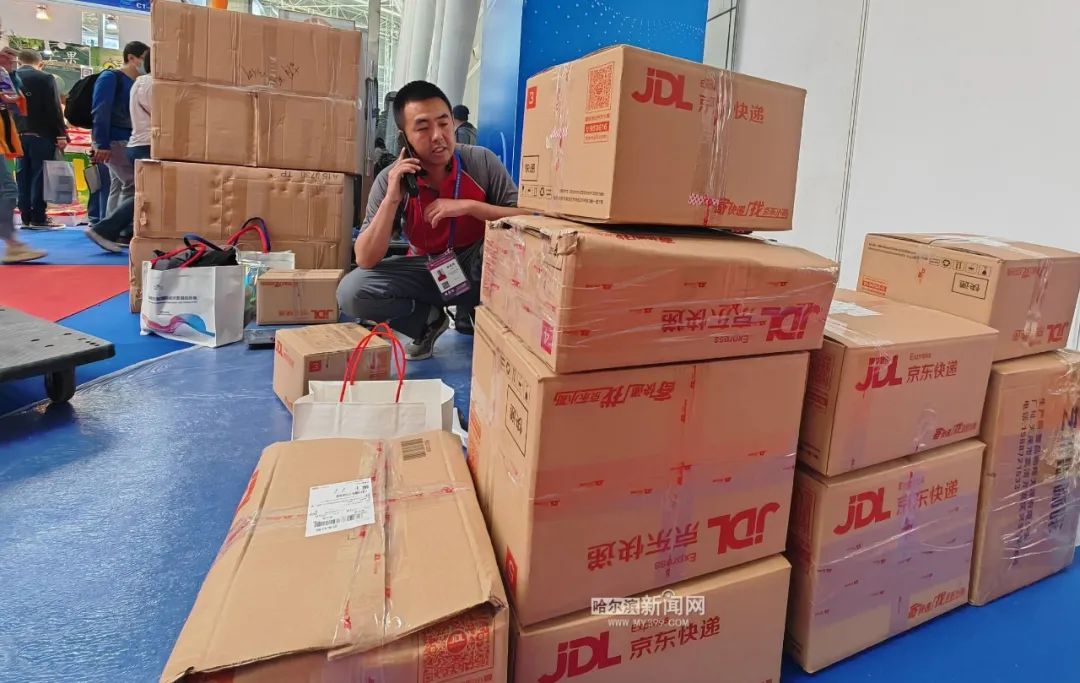 【展会新看点】展会好物多|即逛即买现场邮,快递小哥忙打包