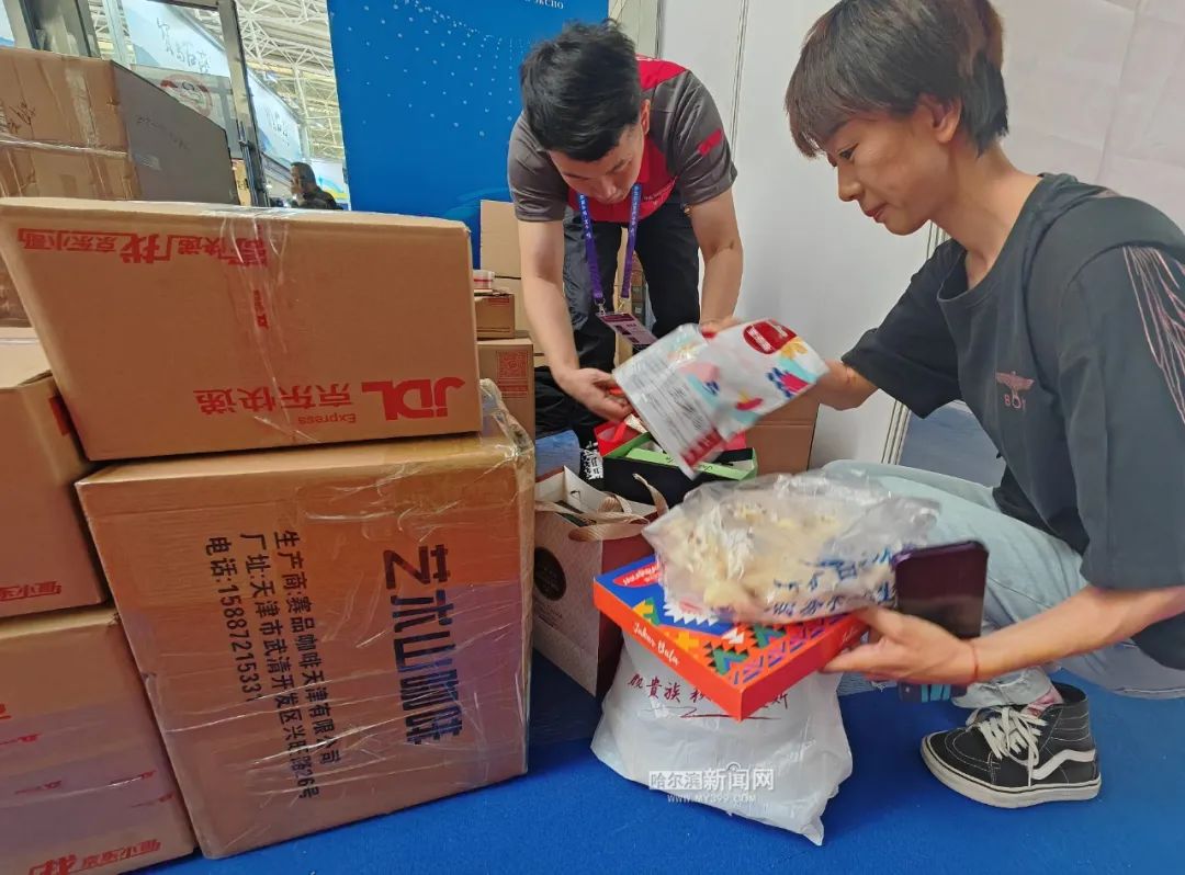 【展会新看点】展会好物多|即逛即买现场邮,快递小哥忙打包