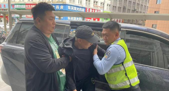 5 月 12 日 11 时许,吉林市公安局交巡警支队龙潭大队民警正在g202