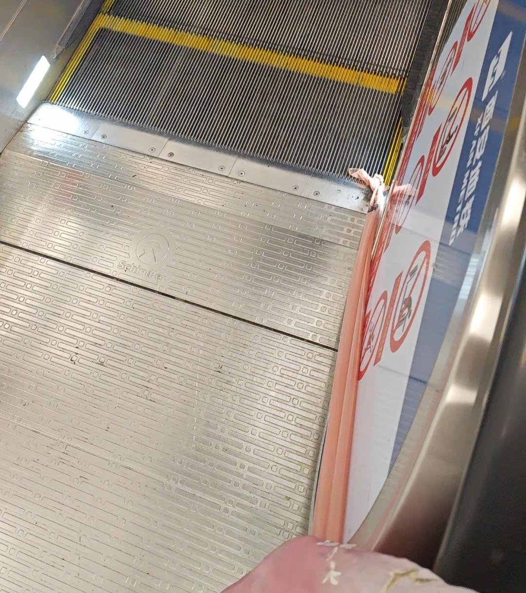 自动扶梯会"咬人".