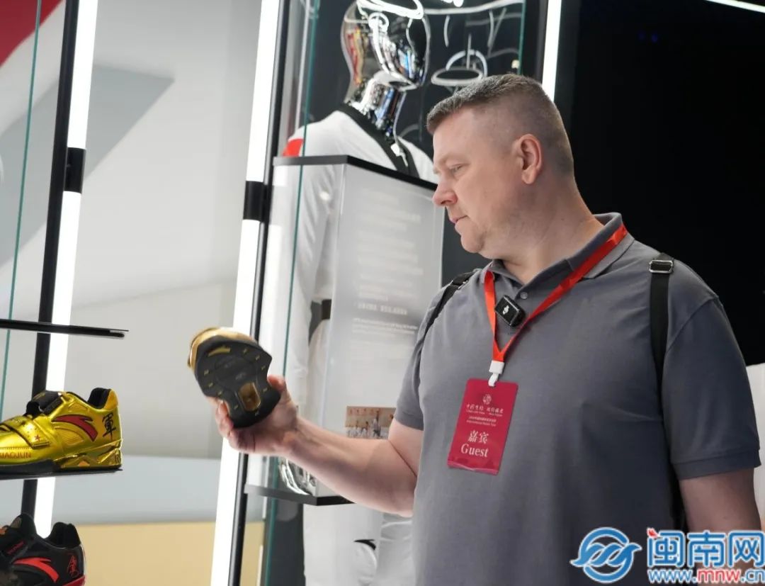 中国有约|从一件衣服看中国潮牌,泉州"智造" 实力"圈粉"国际参访团