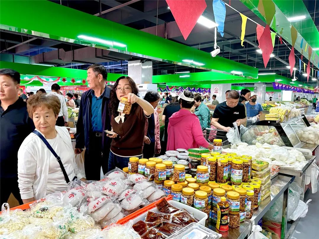 整齐摆放,各式各样新鲜肉类被打包销售,商户们热情的吆喝声此起彼伏