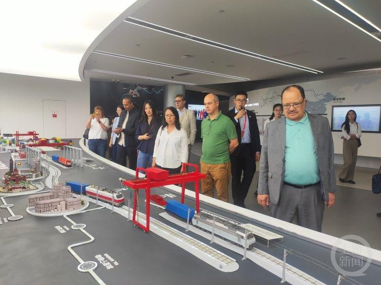 "在重庆国际物流枢纽园区,新加坡驻华大使馆参赞黄祖信说道.柬埔寨驻