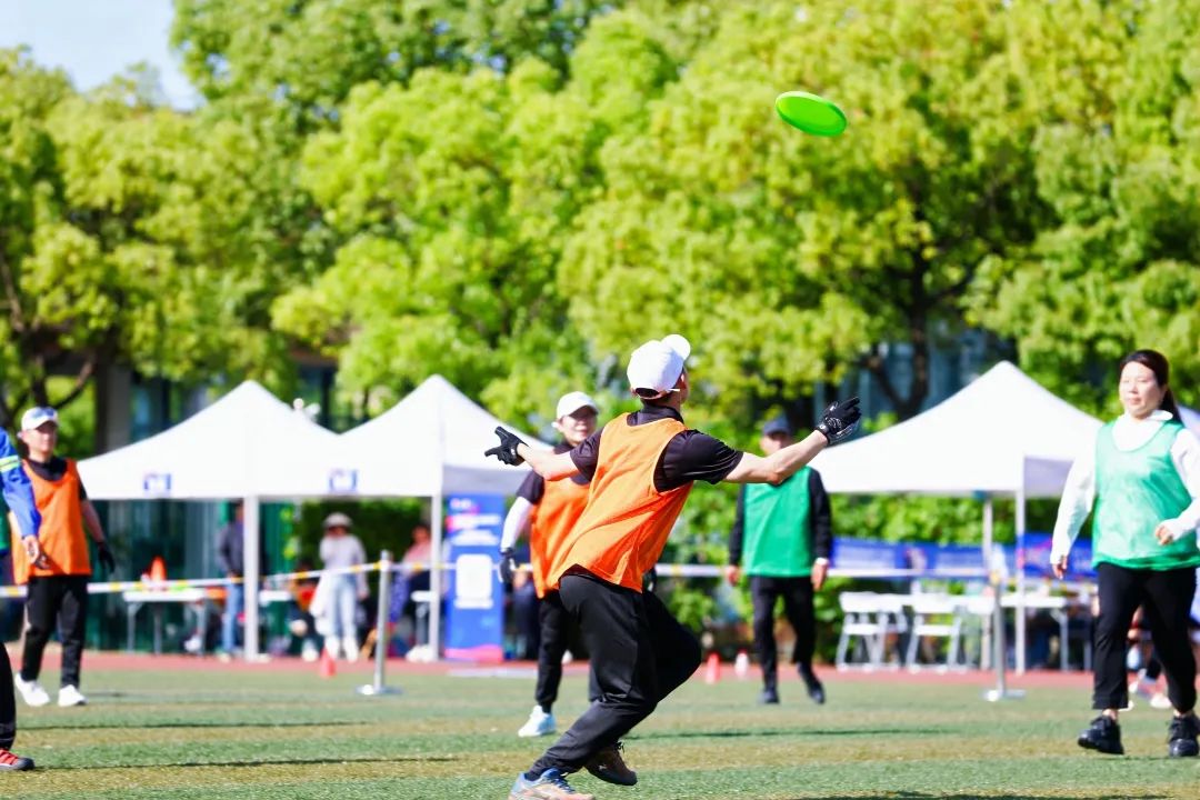 最终,由朱家角镇飞盘代表队获得本次比赛的冠军.