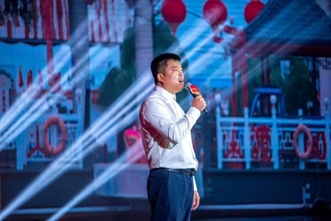 与大庆油田铁人王进喜纪念馆讲解员王立志隔空连线,带观众感受三代人