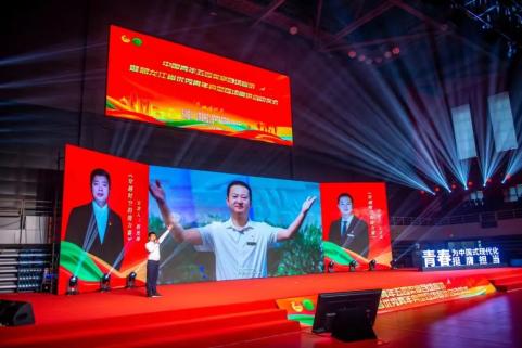 与大庆油田铁人王进喜纪念馆讲解员王立志隔空连线,带观众感受三代人