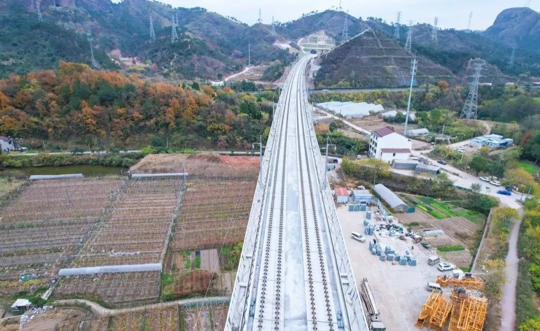 在杭温高铁一期全线铺轨施工中,中铁十一局项目团队采用wz500型铺轨机