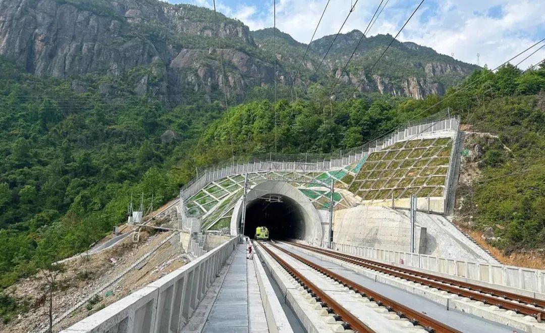 梯山隧道出口中铁二十四局承建杭温高铁一期站前6标建设任务,施工线路