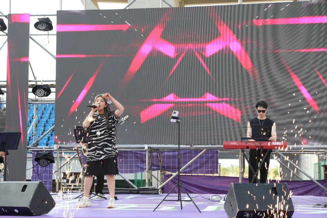 "和男朋友一起过来看看,在这儿听听歌也挺好的,打算待会吃些小吃,看了