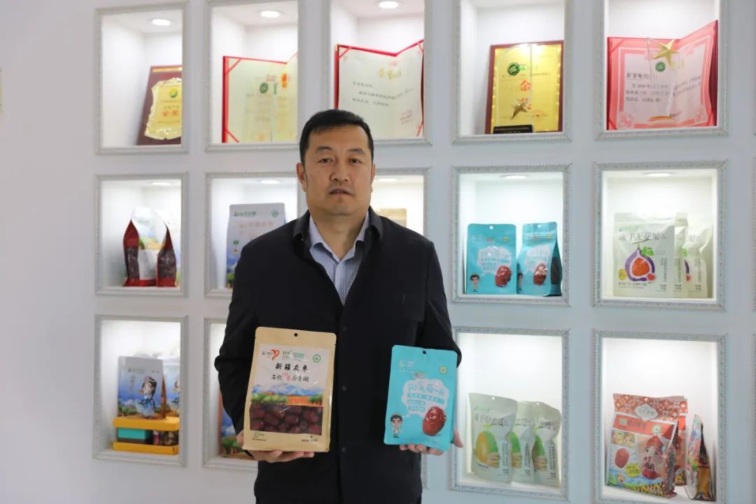 我是岳普湖县挂职副县长李明义,来自中国石化新疆喀什石油分公司,负责