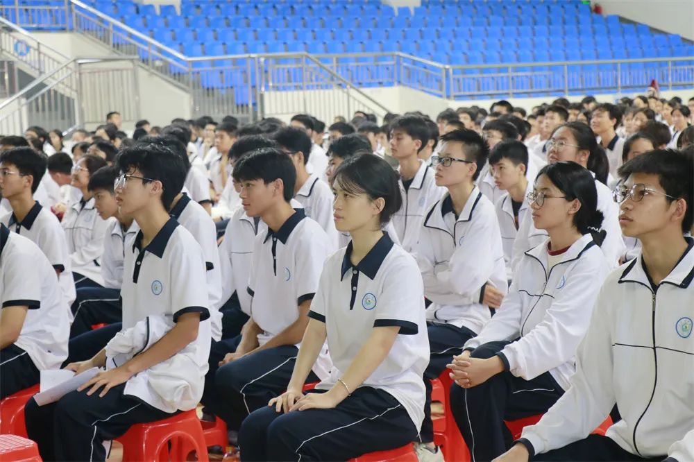 新时代文明实践文艺志愿服务"元元培根行动"走进昌江中学