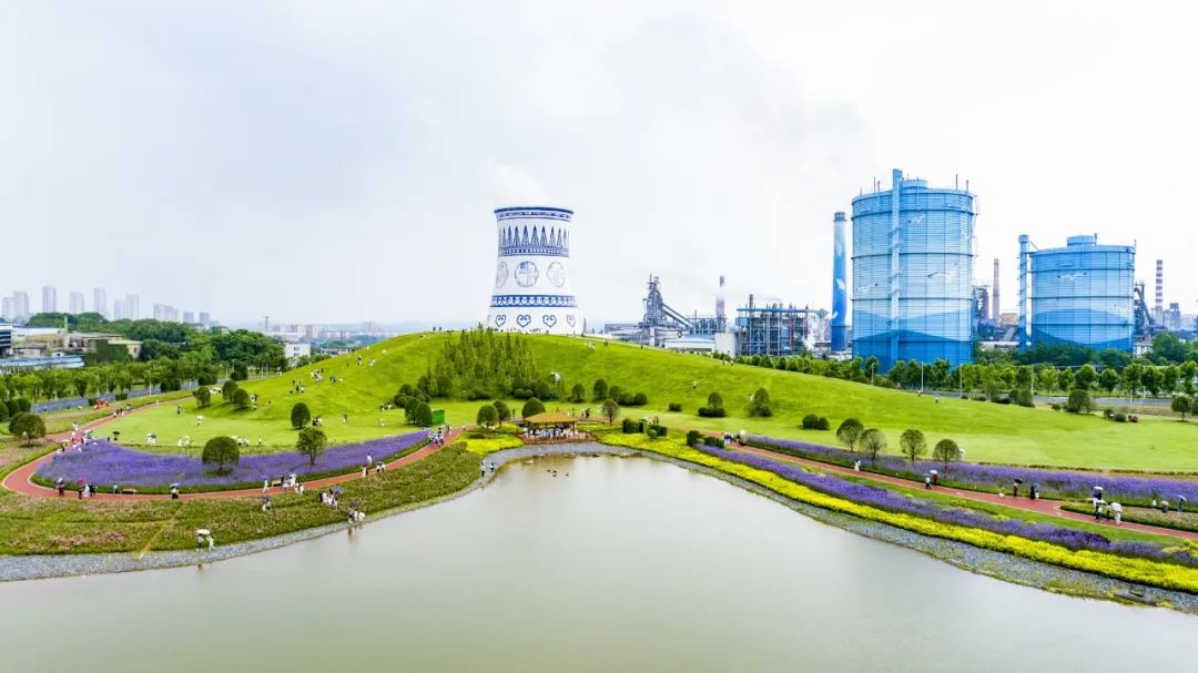 青花瓷公园将新钢文化植入绿化景观,运用现代山水园林布局,湖光色色