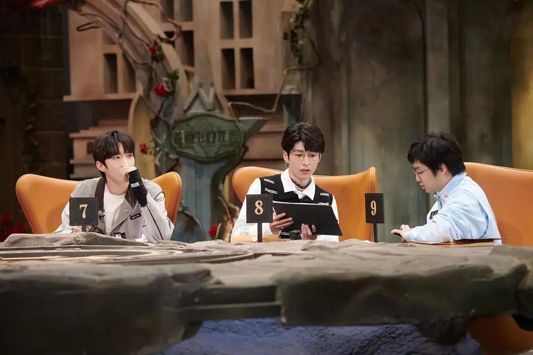 的推综土壤,且正值选秀热的其他平台和团队,布署素人 推理综艺的赛道