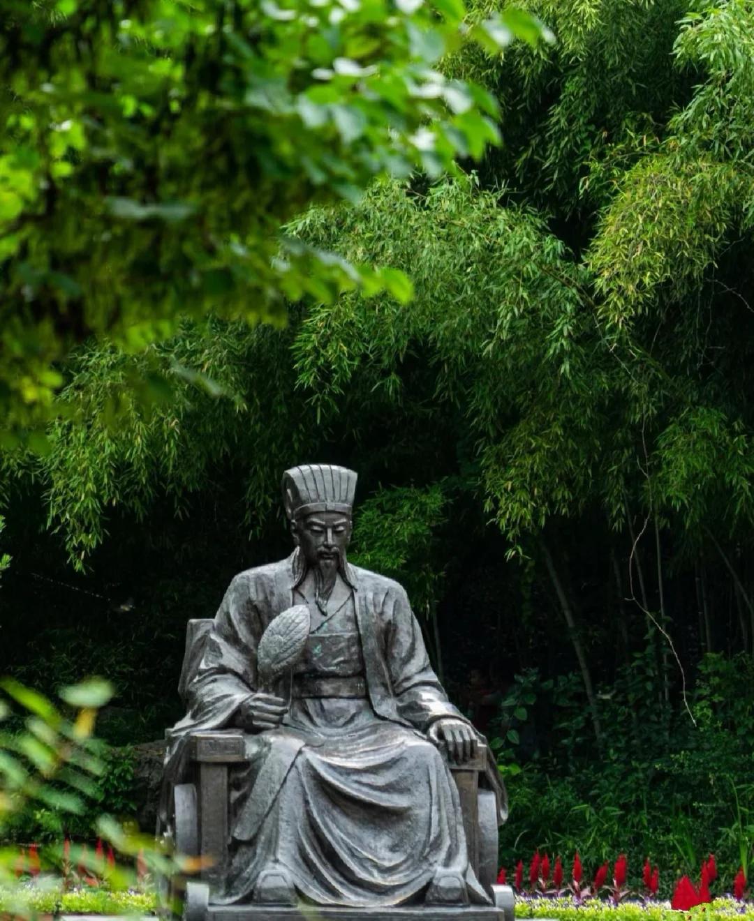 我们曾在课本上读过那篇《隆中对》,就是在这里.