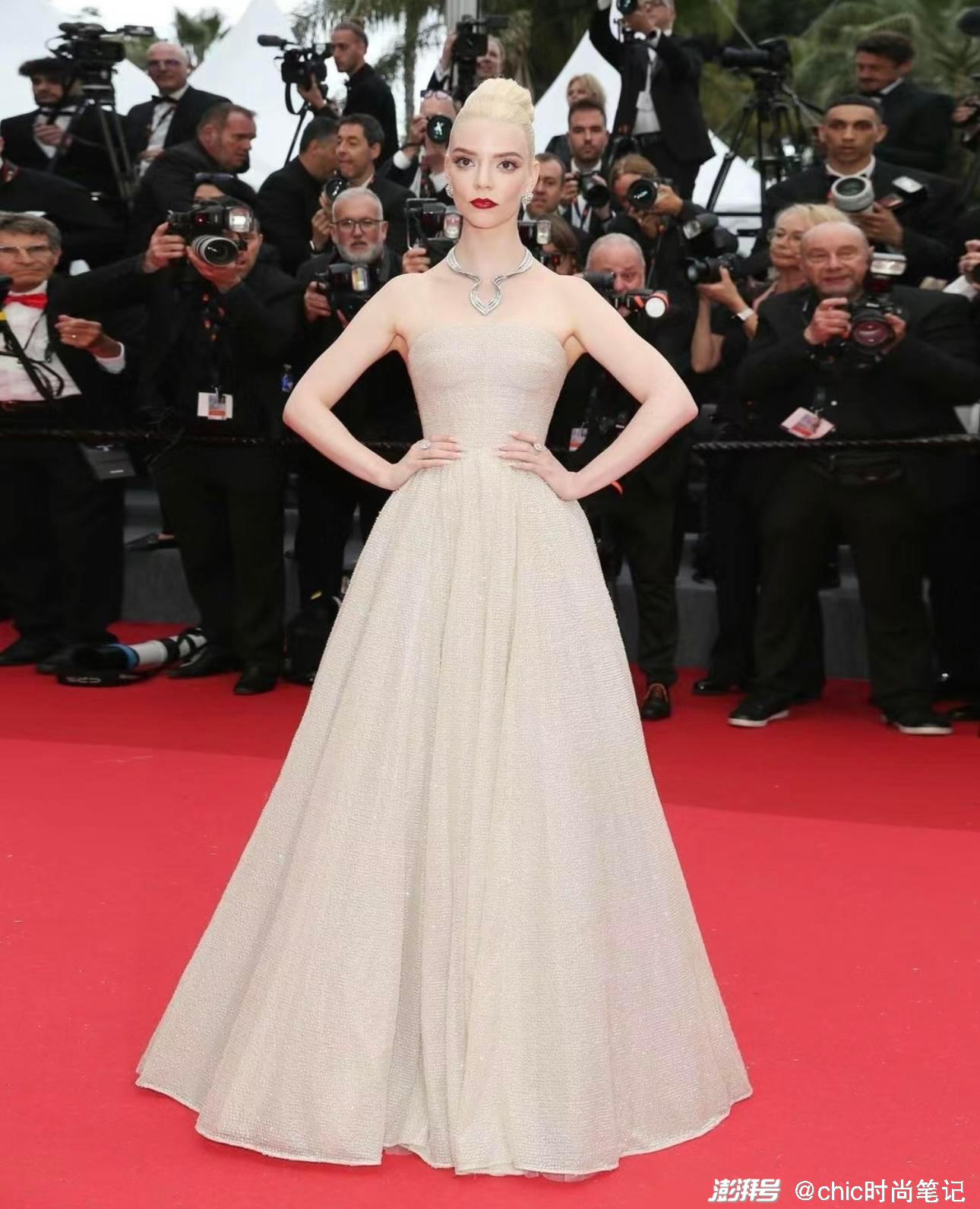 惊艳的女明星礼服图 161.jpg