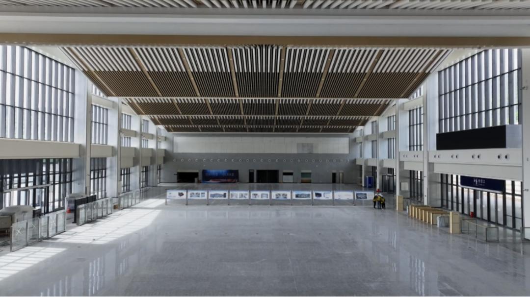 位于永嘉县枫林镇的杭温高铁楠溪江站,站房同样为配合联调联试对站台